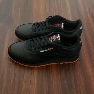 NWT Mens Classic Leather Reebok Running Sneakers